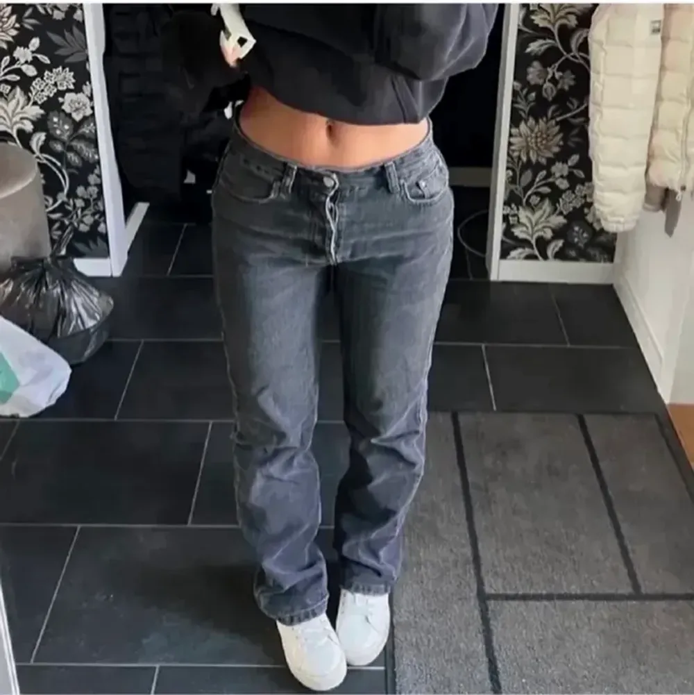 Super fina populära och slutsålda  svarta mid rise/waist jeans från zara i stl 32. kan posta o mötas upp i sthlm! nyskick❤️tryck inte på köp nu. Jeans & Byxor.