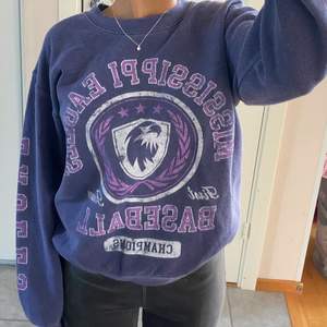 Så cool sweatshirt från Urban Outfitters! Finns inget tryck på baksidan, där är den endast lila 