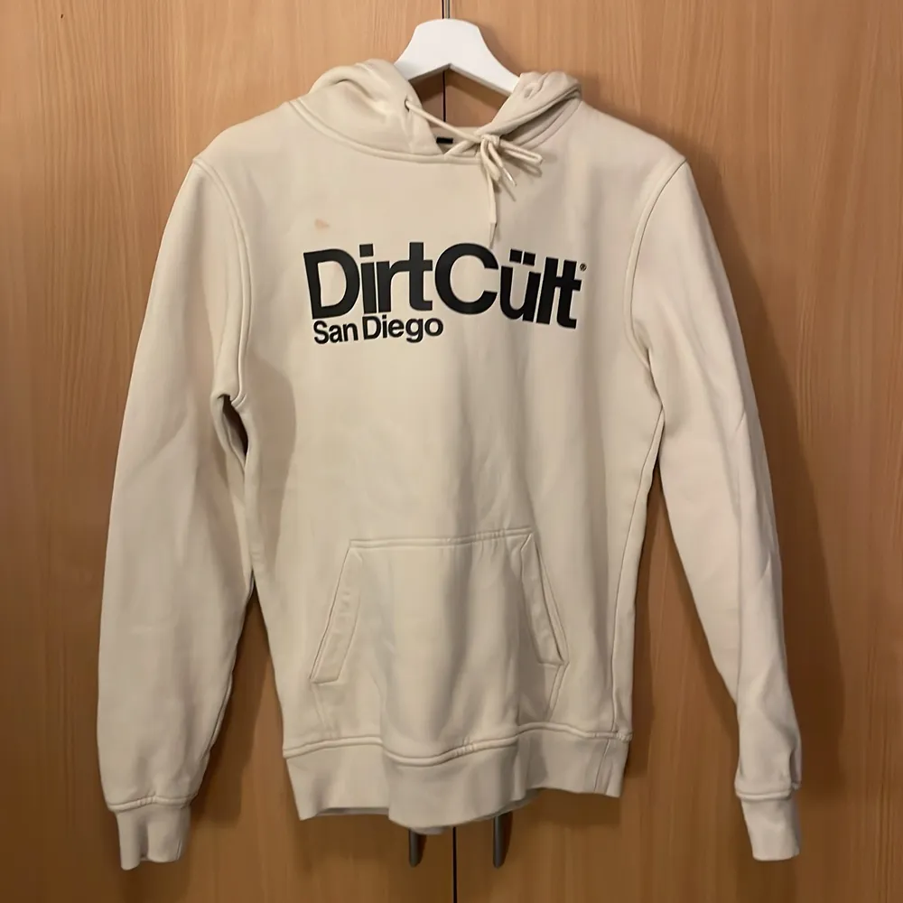 Beige dirtcult Hoodie i stl S, använd 2 ggr men har lyckats fått nån fläck vid texten. Säljer för 400 men pris kan diskuteras. Hoodies.