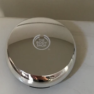 All in one puder från the body shop  - All in one face base, puder från the body shop  Aldrig använt.  Färg 065 