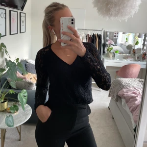 Spetstopp - Snygg långärmad spetstopp med v-ringning. Går att stoppa in och ha mer som en ”body” eller att ha den hönga utanpå🌸