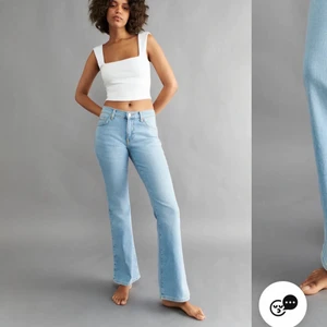 Lågmidjade jeans  - HELT NYA! Nya low waist bootcut jeans från gina tricot i storlek 34,? Nypris 499kr  mitt pris 300 kr köpte dem för cirka en månad sen