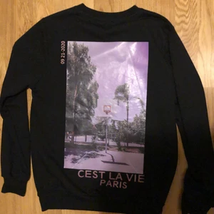 En basket tröja från SHEIN  - Den är storlek S och väldigt tunn och jag har använt den en gång…och jag säljer den för att den är lite för stor för mig