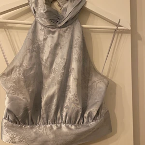 Topp - topp som använt vid flera tillfällen. Passar väldigt bra på fest! Köparen betalar frakt. 