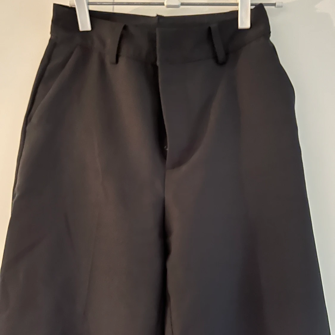 Svarta utsvängda kostymbyxor från bikbok - 90