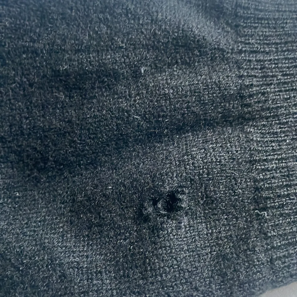Säljer min Kashmir tröja från uniqlo! Har ett litet hål på vänstra ärmen som knappt syns när man har på sig den annars är den i väldigt fint skick❤️ Köpte för ca 1200❤️. Stickat.