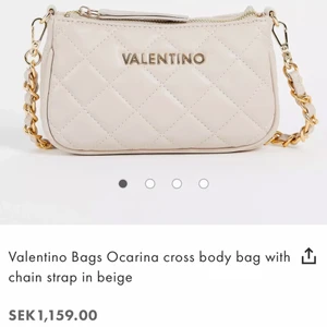 VALENTINO VÄSKA - Säljer min splitternya Valentino väska då den inte kommer till användning.   Kan sänka pris vid snabbköp 