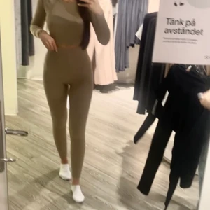 Tränings set - Ett jättefint beiget set som är köpt från bikbok. Använd ett fåtal gånger! 💕💕 