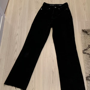 Högmidjade svarta jeans  - Ett par jättesnygga regular wide högmidjade jeans från Carlings! Passar någon som är Max 162/163. Färgen är inte helt kolsvart utan lite wahsed grey men det syns inte på bilden. Köpta för 499. Ganska bra skick! Skriv om du är intresserad! 💕💕 
