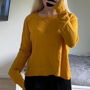 Gul stickad tröja  - Gul stickad tröja från h&m, köparen står för frakten på 66kr 