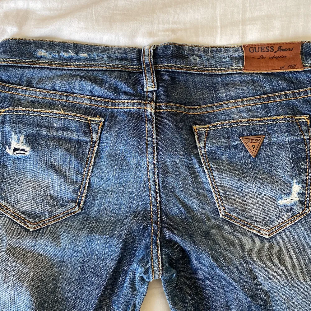 Ett par skit snygga jeans men dom är lite för korta för mig tyvärr. Dom är i toppen skick och det finns en dragkedja längst ner som man kan reglera, köparen står för frakt. Jeans & Byxor.