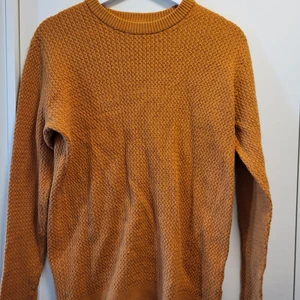 Brandgul stickad tröja - Snygg tjocktröja :)
