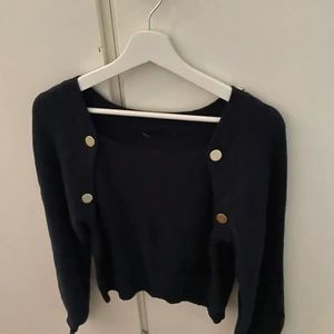 Mörkblå tröja - Stickad mörkblå tröja med gulddetaljer från only. Köpt från zalando använd fåtal gånger