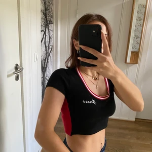GUESS croptop  - köptes på en vintage butik i LA precis innan pandemin. Använd endast 2 gånger