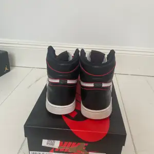 Jordan 1 bloodline high OG i väldigt bra skick i storlek 40. Köpta för 4500