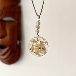 Handgjort Silverhalsband - Silverhalsband med handgjort smycke i resin med självplockade, torkade blommor 🌾 detta smycke har små beiga blommor i sig, som torkar naturligt utomhus under sommar och behöver därför inte bli pressade 🌷 kedjan är 925 märkt silver secondhandat återbruk 🧝🏻‍♀️
