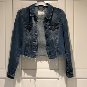 Jeans jacka  - Jeans jacka från Nelly. Använd under ett år ungefär och säljes nu då det inte är min stil längre. Kan fraktas! 💕