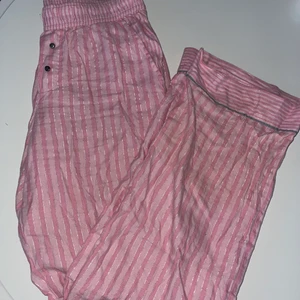 Byxor - Säljer detta par byxor ifrån Victoria Secret. Färgen är rosa med en silvrig detalj längst byxorna. Dem är långa längst benen. Storleken är Xs men dem är en rätt så stor modell så passar även S. Använd flera gånger. Köparen står för frakt🥰