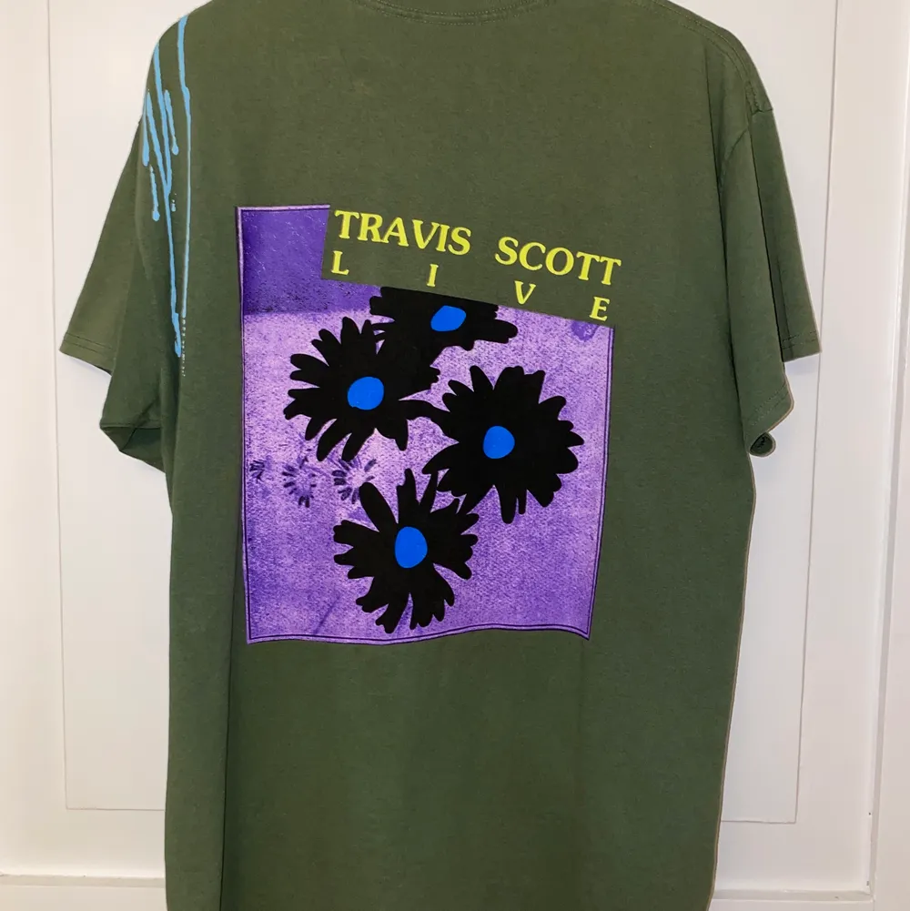 Säljer denna Travis tisha i L, fint skick men har något knappnåls hål, skulle behöva en tvätt.  Ovanlig t shirt som får många komplimanger. T-shirts.
