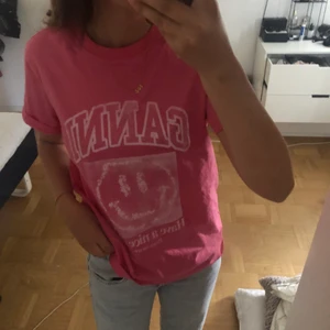 Ganni t-shirt - Säljer min ganni t-shirt som jag bara har använt hemma några gånger! Köpt för typ 800/900 på Nk! Säljer den för 350 kan också tänkta mig att byta mot nån annan färg! 