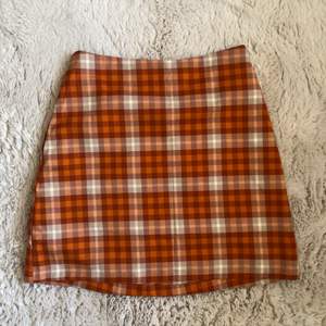 Orange rutig kjol från monki, aldrig andvänd. Köpt för 200kr, säljer för 80kr💋