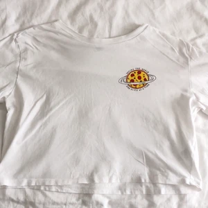 Croppad T-shirt  - Vit croppad T-shirt med tryck på. Bra skick!