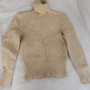 Säljer stickad tröja i strl XXS-XS perfekt till hösten! Aldrig använd men den har ett litet hål vid sidan av ärmen (bild 2).