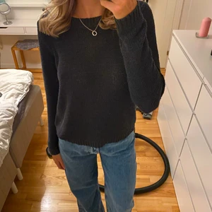 Mörkblå stickad tröja - Mörkblå stickad tröja i fint skick 🦋