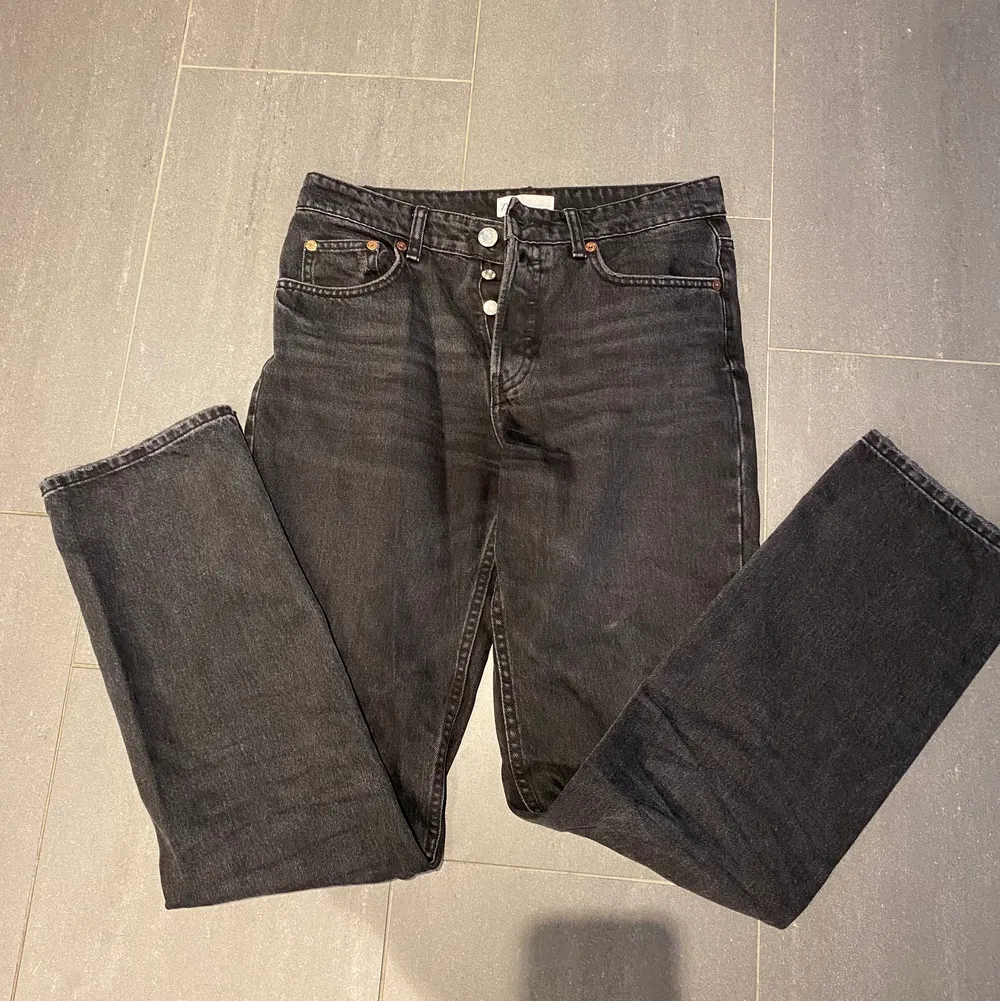 Säljer svarta mid-waist jeans från Zara i storlek 38! Innerbenslängd: 83cm. Midjemått: ca 80cm. Säljer vid bra bud (därav 1kr i annonsen), köparen står för frakten😊 Ps. Smutsig spegel, det är ej smuts på byxorna!. Jeans & Byxor.