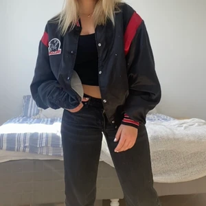 Collagejacka - Ascool oversized ”Atlanta Falcons” coallage jacka!❤️‍🔥säljer då jag köpt en ny collagejacka och inte vill ha kvar denna! Köpt second hand för ca 1 år sedan och därför inte i nyskick. Kontakta mig för fler bilder🫶🏼 Köparen står för frakt!💗