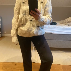 Vit stickad tröja från vero Moda, xs - Otroligt skön stickad tröja från vero Moda i storleken xs, men passar även dem som brukar ha s. Bra skick. Säljer för 100 kr exlusive frakt.