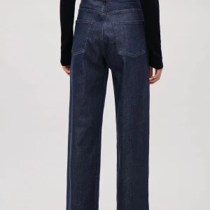 Bootcut jeans COS - Jeans från COS i mörk tvätt knappt använda! Nypris 890 kr, mitt pris: 300 kr. Jeansen är lite skrynkliga då det legat i min byrå men annars i nyskick. Modellen heter repades flare. OBS!! De är små i storleken!! 