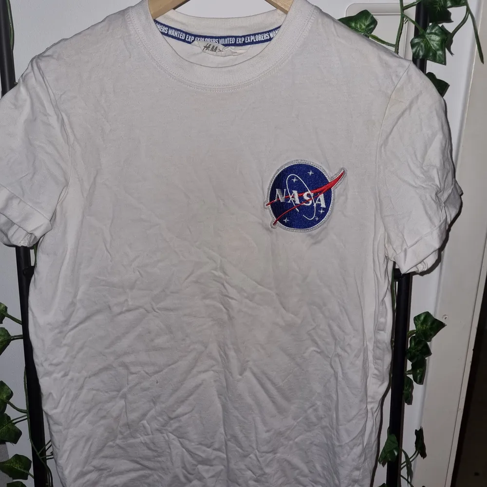 Mjuk NASA t-shirt från H&M. Aldrig använd och därför i väldigt bra skick!. T-shirts.