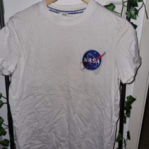 Mjuk NASA t-shirt från H&M. Aldrig använd och därför i väldigt bra skick!