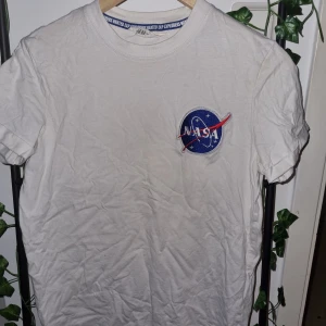 NASA t-shirt  - Mjuk NASA t-shirt från H&M. Aldrig använd och därför i väldigt bra skick!
