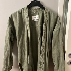 Grön trenchcoat från Zara!  - Knappt använd, som nyskick. Fin till många tillfällen. Militärgrön jacka från Zara. 