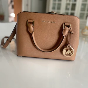 Michael kors väska - Jättefin Michael kors väska. Knappt använd ser ny ut. 