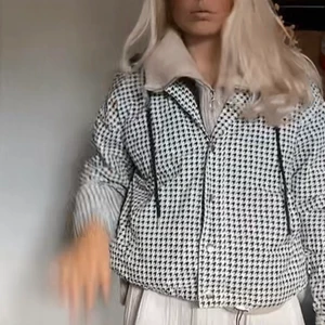 Höstjacka från Forever 21, med svart ”tjocktröjs luva” - Bra skick, knappt använd, köpt i new york för x antal år sedan, där av lite liten