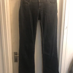Lågmidjade jeans från Only st: 36 - Aldrig använda dom har inte repor och är hela säljer dom för att dom inte passar mig längre kan tänka mig 50-100kr  för dom  