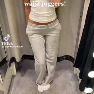 Lågmidjade mjukisbyxor - Ett par super sköna lågmidjade mjukisbyxor som är slutsålda överallt i strl L, helt oanvända 💕