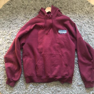 Anderssons sale&service XL - Väldigt fett plagg som har några år på nacken (Vintage) men är i prima skick. (Broderat tryck) Så vill du sticka ut i mängden så är det detta plagg du ska köpa. (Personen på bilden är 184cm lång)  Kan fraktas eller mötas upp vid Odenplan.