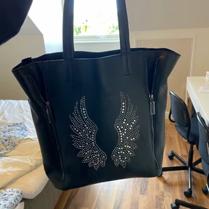 Väska - Säljer denna lite större väskan från Tessie som ej finns eller säljs längre. Säljer då den ej kommer till användning❤️