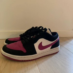 Jordans  - Jättefina jordans , har använt 2-3 gånger och är i gott skick , de är i storlek 40 men de passar om man har 39 