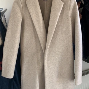 Kappa Zara - Säljer denna beiga kappan från Zara nu då den inte kommer till användning längre och då jag inte riktigt gillar den! Kappan är i storlek s❤️