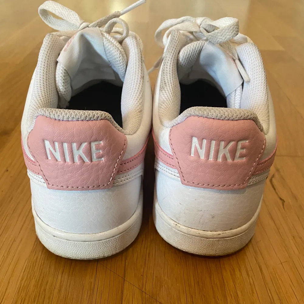 Nike air force med rosa detaljer använda 3 gånger . Skor.