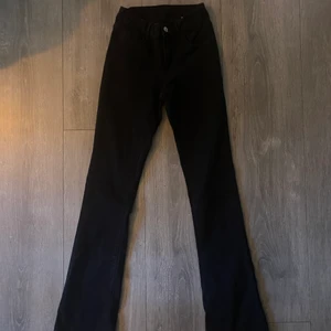 Svarta jeans - Lågmidjade och lite bootcut! Oanvända och passar som en xxs/xs💕