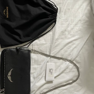 Zadig väska!! - Nu säljer jag min äkta och jätte fina Zadig väska som inte längre kommer till användning . Väskan har använts fåtal gånger och är i nyskick! ! Köpte den för 4100kr. Jag kan också tänka mig att byta väska mot väskan på 3 bilden. Skriv om ni har frågor!