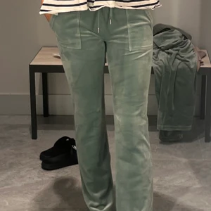 Juicy couture - Populära gröna juicy couture i nyskick använda ett fåtal gånger. Säljes pga fel storlek. Köparen betalar frakten. Dom är slut överallt nästan