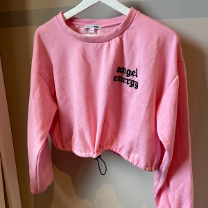 FashionNova tröja - Croppad Tröja från FashionNova storlek S 