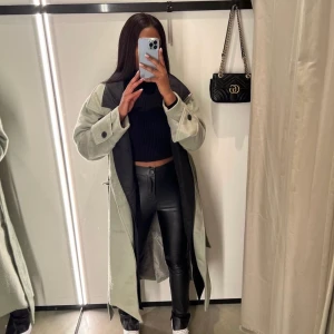 KAPPA - Säljer denna ursnygga kappa. Den är som ny, endast använd 1 gång. Säljer för 400+frakt